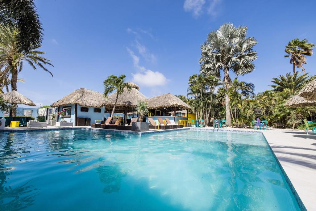 A piscina localizada em Van Gogh Inn Aruba ou nos arredores
