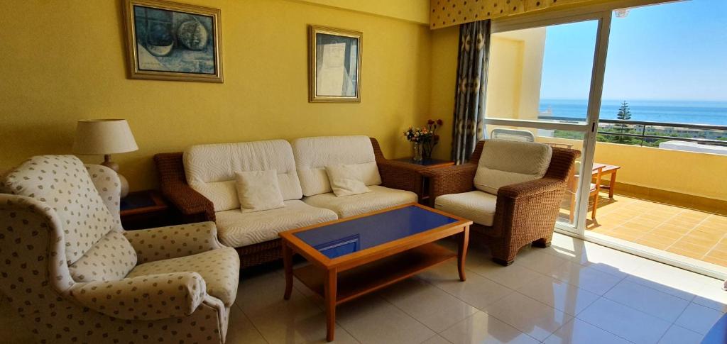 sala de estar con sofá, 2 sillas y mesa en Corner Sea View Penthouse with 95m² terraces en Cabopino