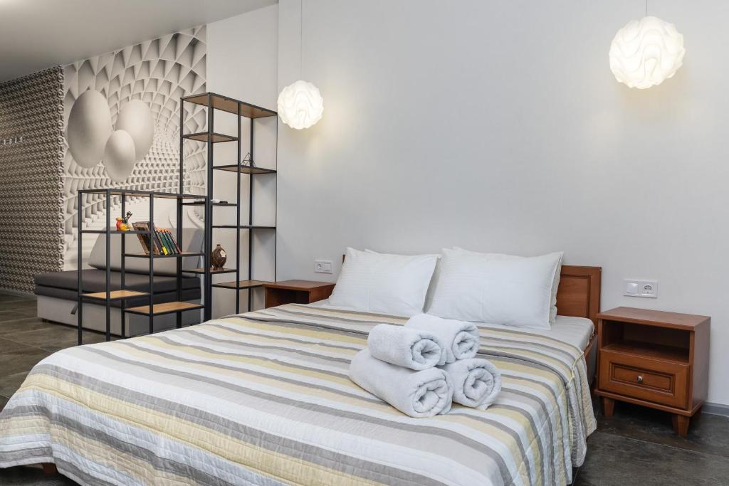 1 dormitorio con 1 cama con toallas en Теремки, en Kiev