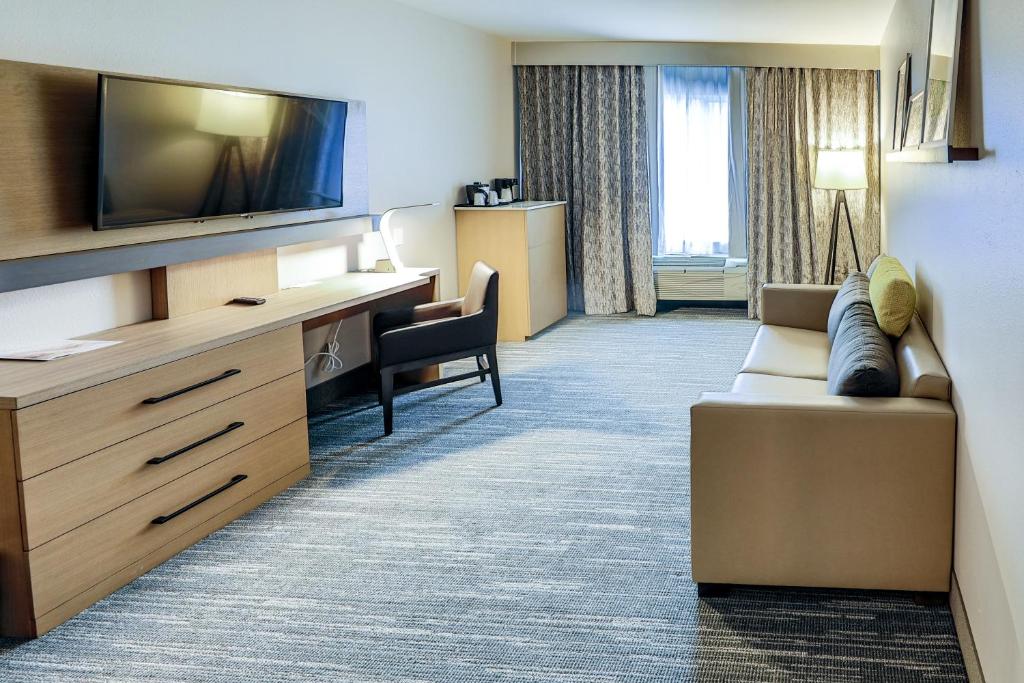 Country Inn & Suites by Radisson Nashville Airport TN - King Suite - Disability Access/Non-Smoking