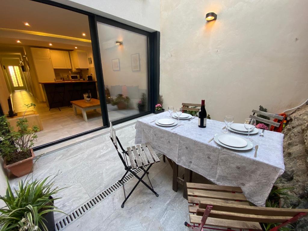 Χώρος καθιστικού στο Renovated apartment 5 minutes walk to the beach