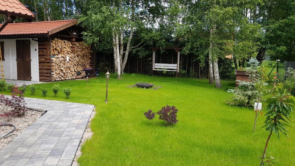 Vonkajšia záhrada v ubytovaní Apartament pod brzozami -Tomaszkowo
