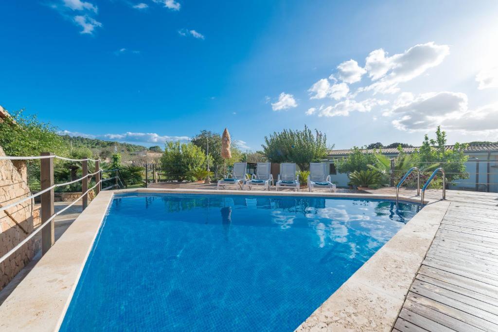 Piscina de la sau aproape de Villa Can Pau, pool and garden close to the beach