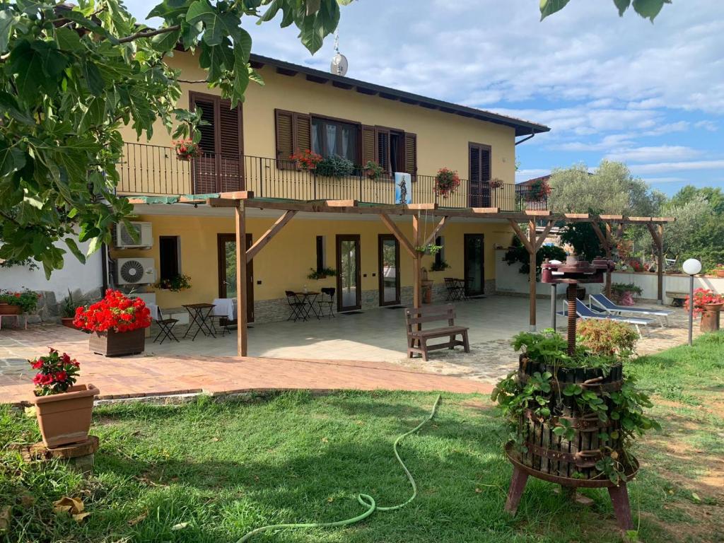 ein Haus mit einem Hof mit einer Terrasse in der Unterkunft casa nostra in Ceraso