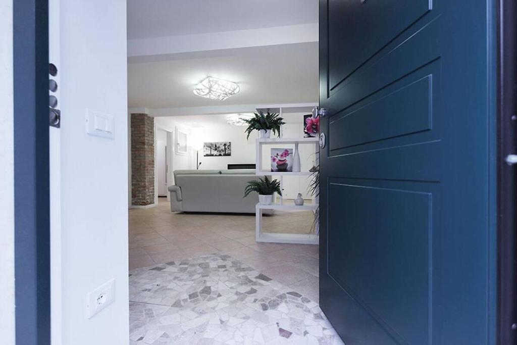 eine blaue Tür in einem Zimmer mit einem Wohnzimmer in der Unterkunft Al Battello Apartments in Venedig