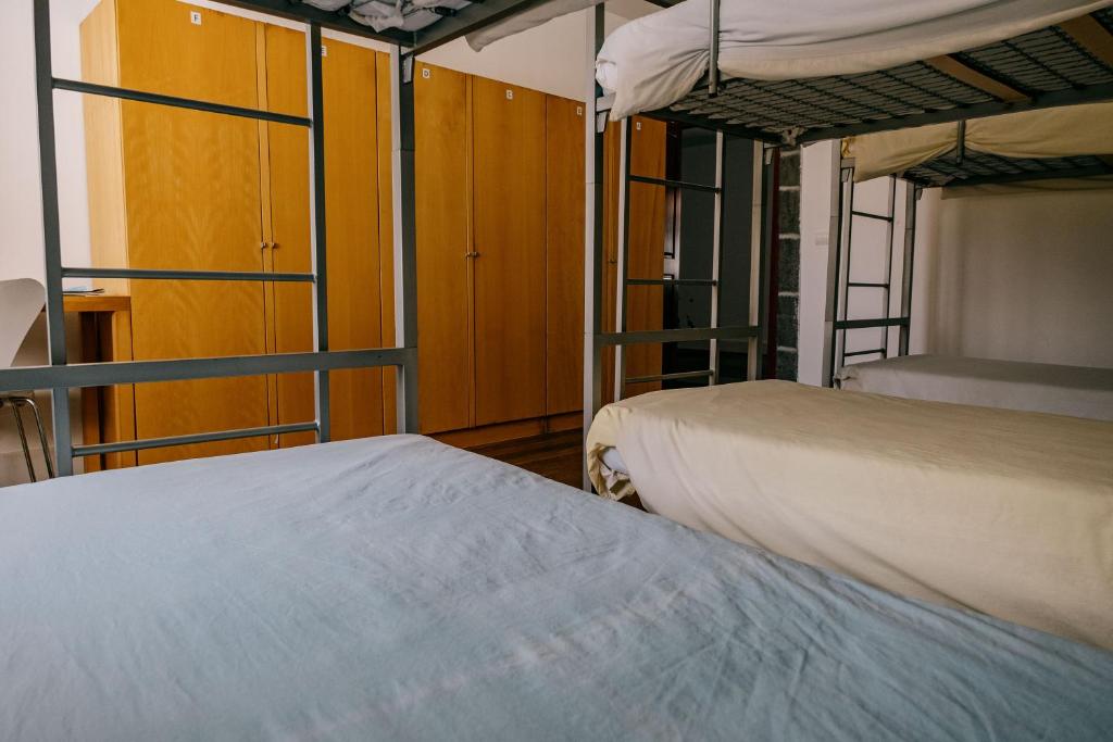 Ένα ή περισσότερα κρεβάτια σε δωμάτιο στο Azores Youth Hostels - Pico