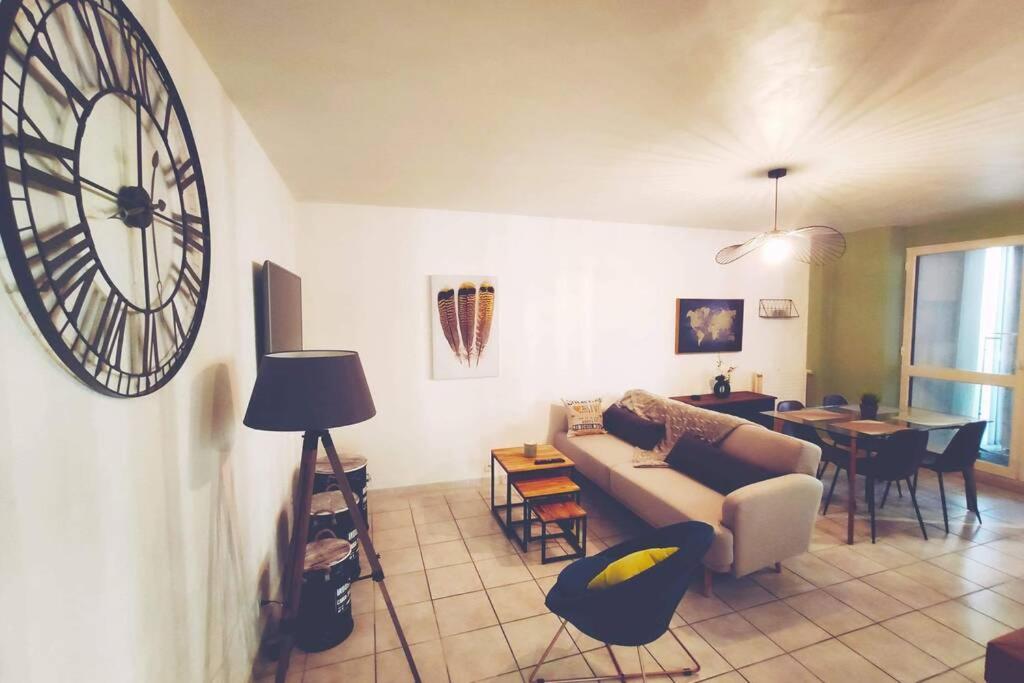 un salon avec un canapé et une salle à manger dans l'établissement Spacieux appartement atypique, à Brest