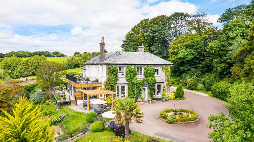 una vista aérea de una casa con jardín en The Horn Of Plenty, en Tavistock