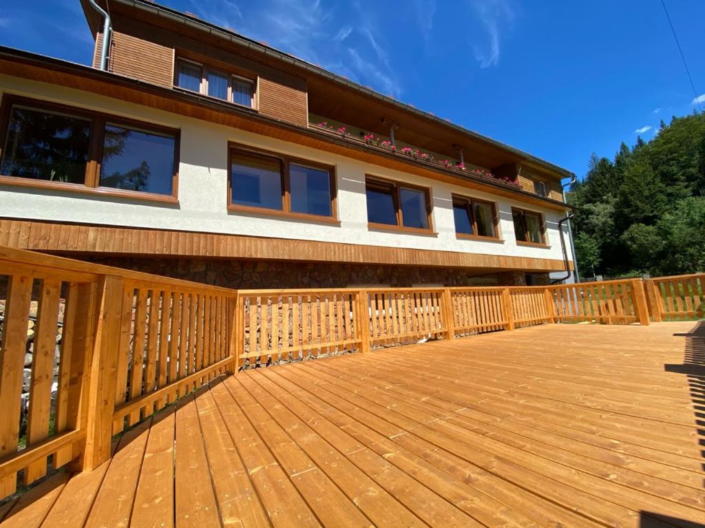 una casa con una terraza de madera frente a ella en Jáchymoff, en Jáchymov