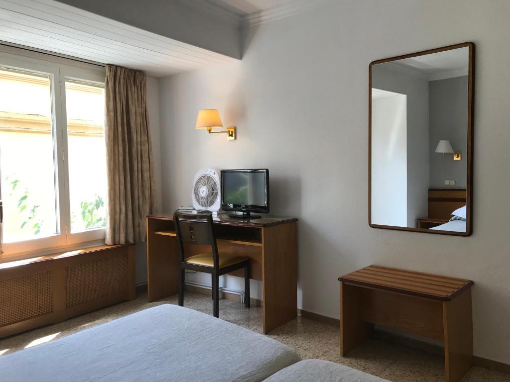 TV a/nebo společenská místnost v ubytování Hostal Can Pou