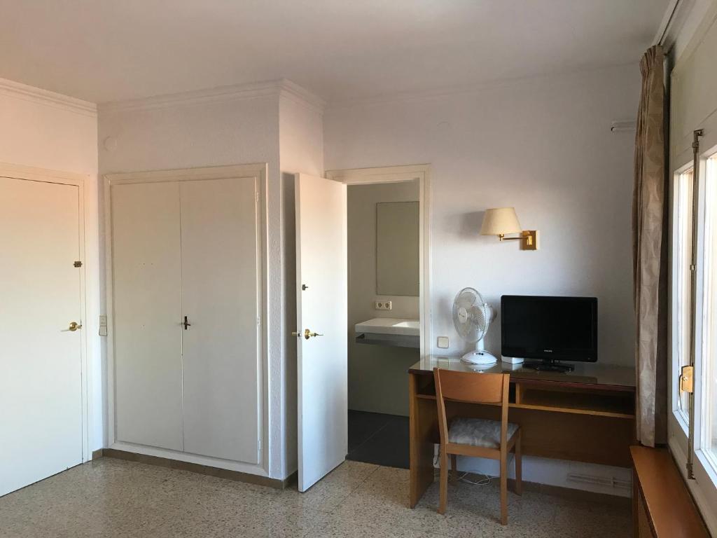 TV a/nebo společenská místnost v ubytování Hostal Can Pou