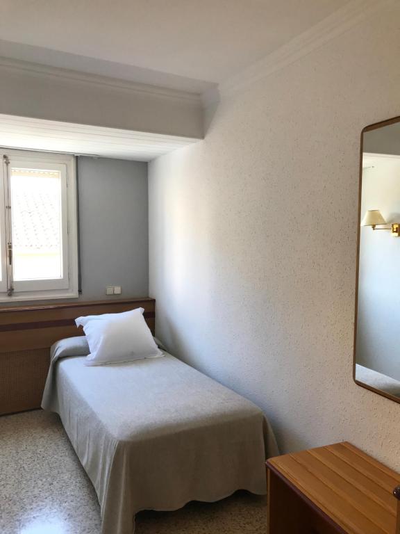 Postel nebo postele na pokoji v ubytování Hostal Can Pou