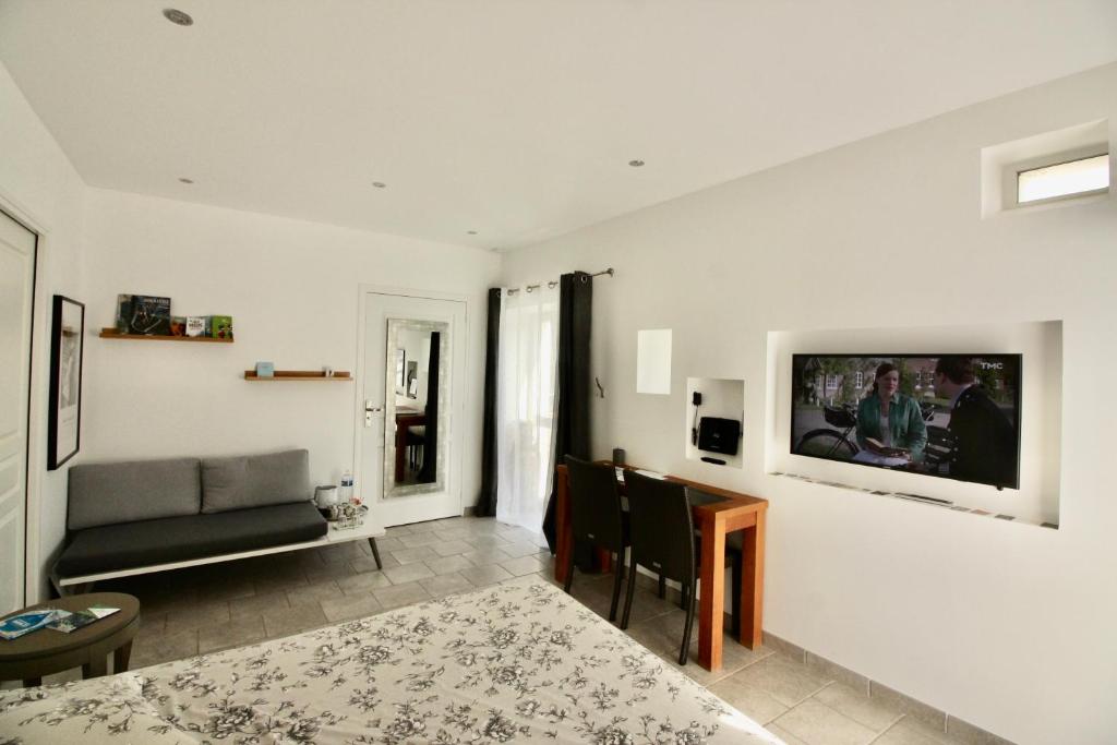 TV a/nebo společenská místnost v ubytování Chambre Premium Pomme Cannelle close to Bayeux Normandie 2 pers