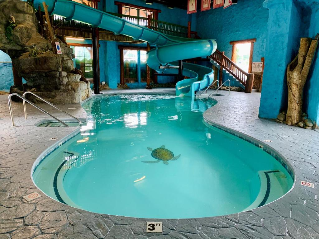 a pool with a slide in a water park at Riverchase Lodge in Pigeon Forge