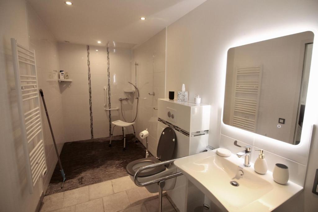 Koupelna v ubytování Chambre Premium Pomme Cannelle close to Bayeux Normandie 2 pers