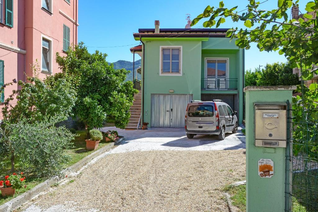 un'auto parcheggiata di fronte a una casa di Agriturismo La Casa degli Zii ad Albenga