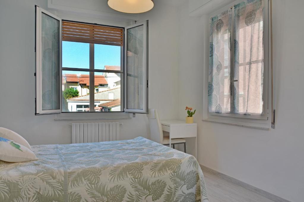 sypialnia z łóżkiem i 2 oknami w obiekcie Agriturismo La Casa degli Zii w Albendze