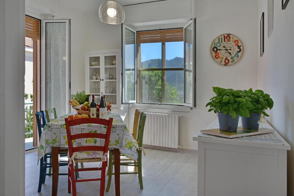 jadalnia ze stołem, krzesłami i zegarem w obiekcie Agriturismo La Casa degli Zii w Albendze