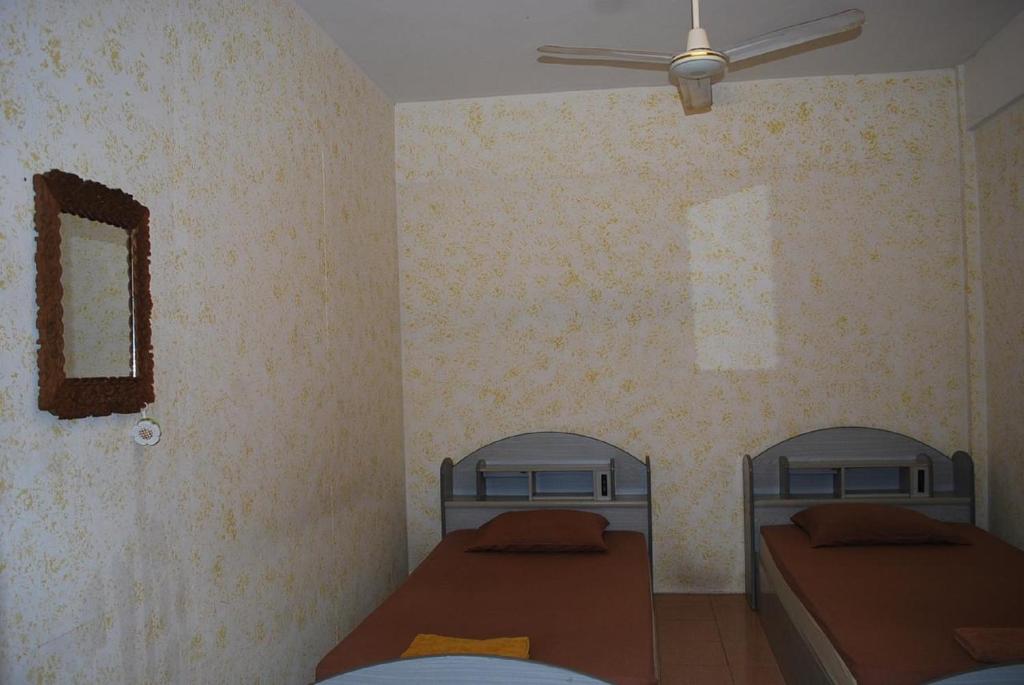 JP hometel - Twin Room With Fan And Shared Bathroom