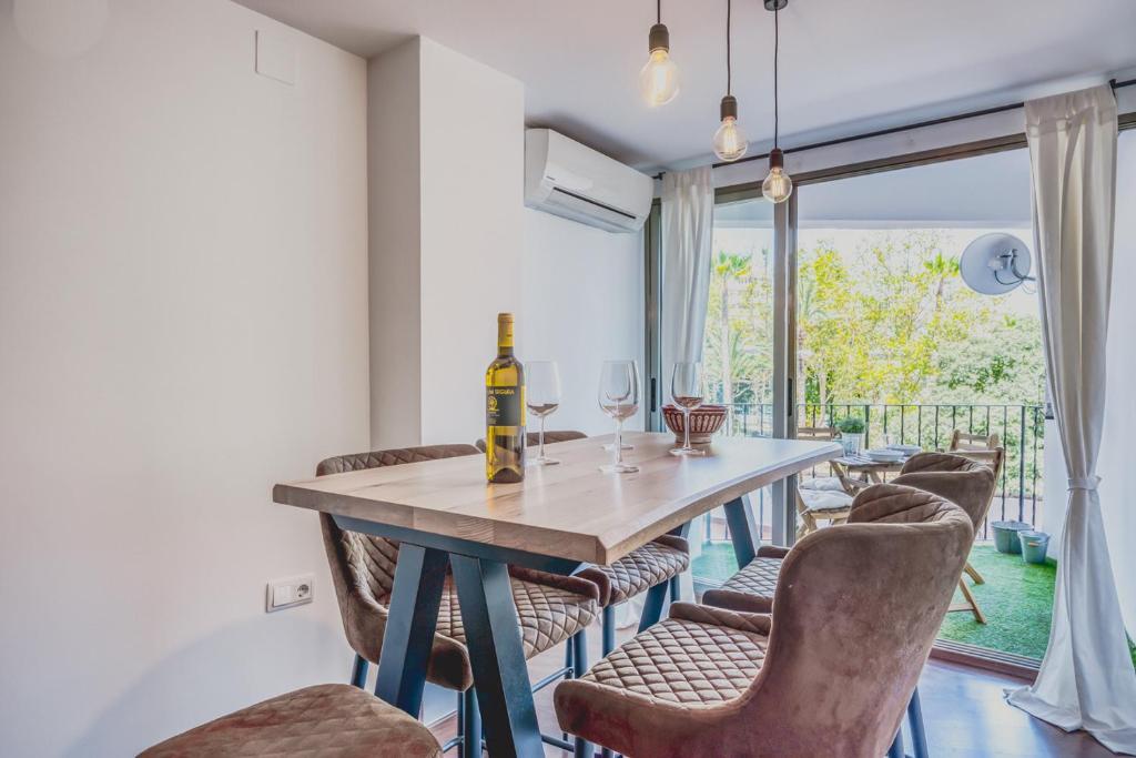 un comedor con una mesa con copas de vino y sillas en LIVING HOME COSTA BLANCA, en Calpe