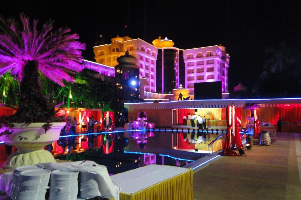 Bazén v ubytování Hotel Swosti Premium Bhubaneswar nebo v jeho okolí