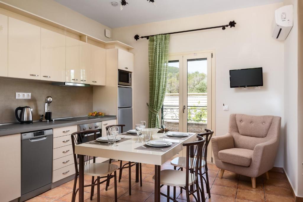 A kitchen or kitchenette at Liostasi