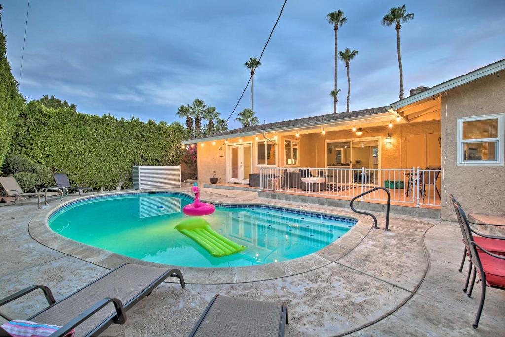 una piscina con tumbonas y una casa en Desert Hideaway - Walk to El Paseo District!, en Palm Desert