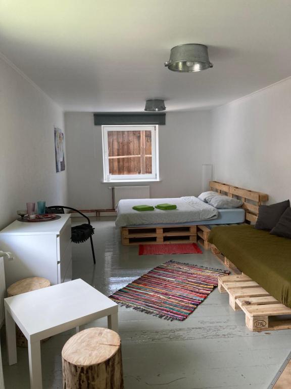 Sala de estar con 2 camas y mesa en Piebalgas street apartment in Cesis, en Cēsis