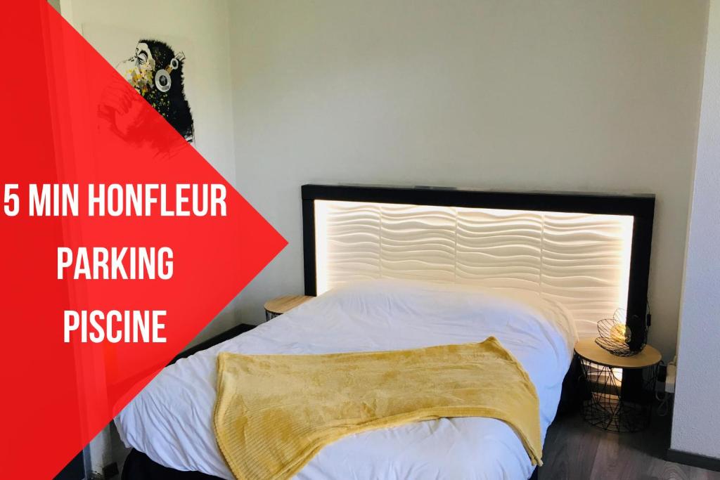 Un dormitorio con una cama con una pancarta roja con una lámpara y una cama en FormiSTUDIO I, en Équemauville