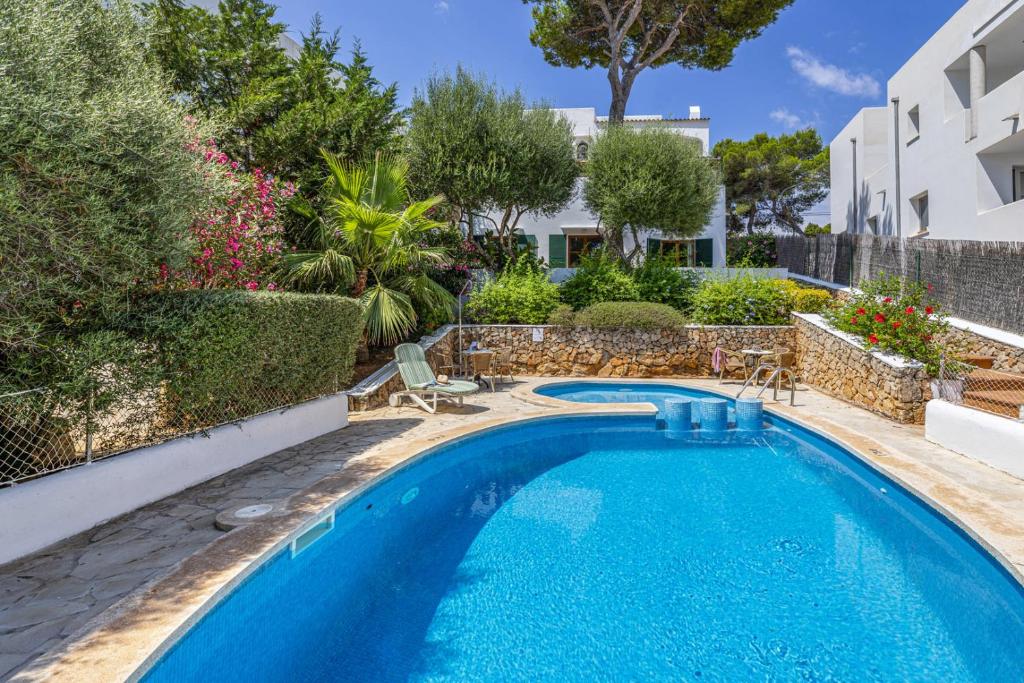 - une piscine dans l'arrière-cour d'une villa dans l'établissement Villa Cala dor, à Cala d´Or