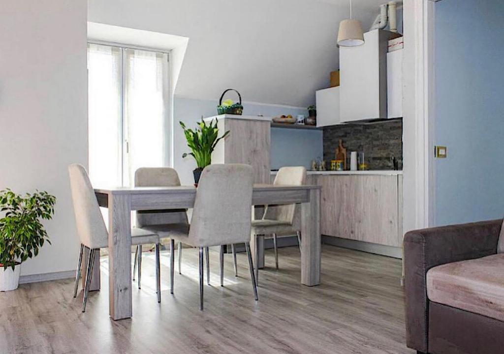 y sala de estar con mesa de comedor y sillas. en La Magnolia Apartments II en Desenzano del Garda