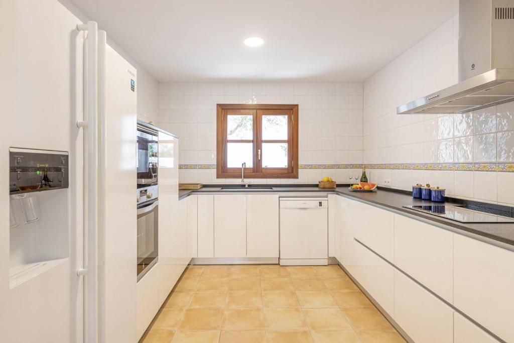 Kuchyň nebo kuchyňský kout v ubytování Villa Cala dor