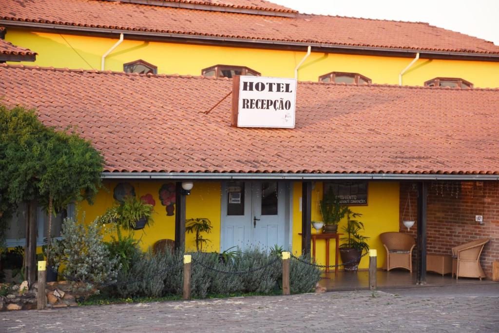 a hotel metaphor sign on the front of a building at Hotel Catavento in Cristalina