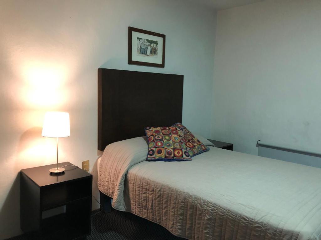 Postel nebo postele na pokoji v ubytování Hotel lit Guadalajara