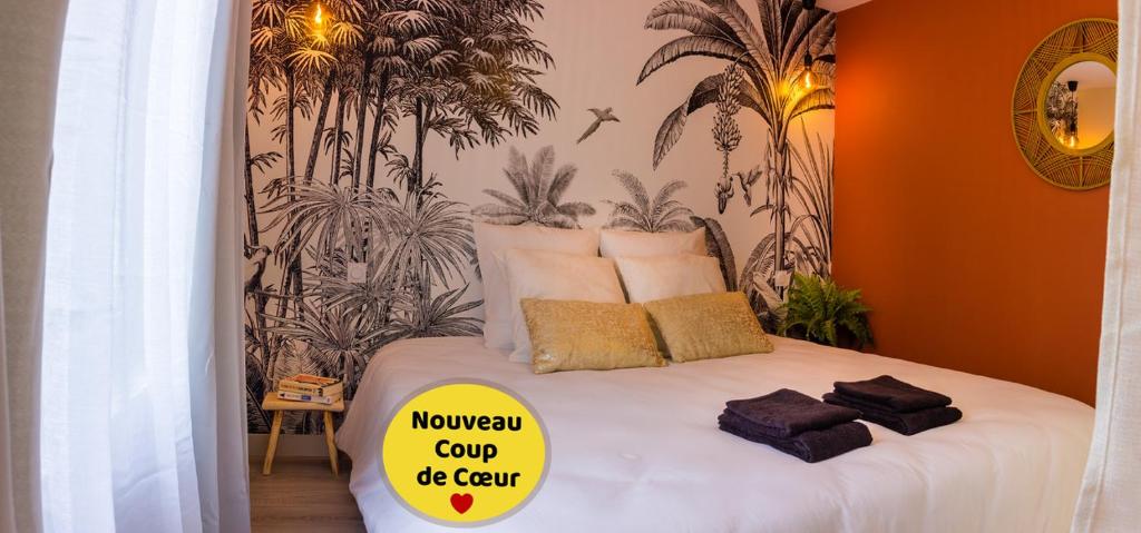 een bed met een bord dat zegt november kamp cool zijn bij Appartement La Madeleine in Lorient