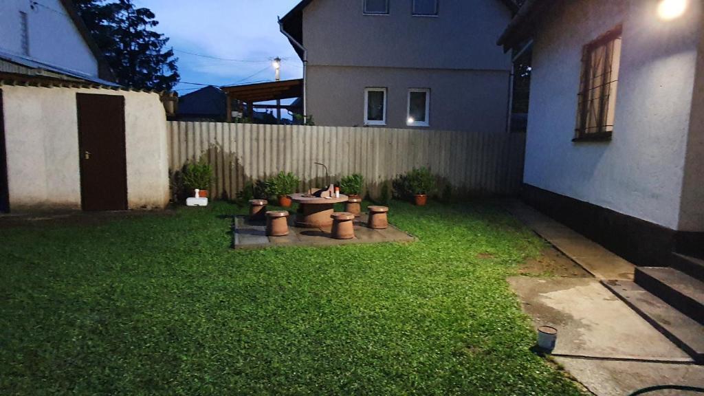 Ogród w obiekcie Crystal Sóstó Apartman