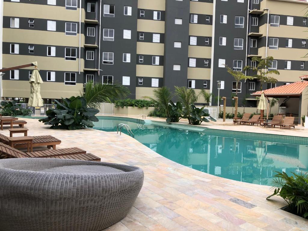 una piscina di fronte a un edificio di Home Resort Palmeiras II - proximo Praia Grande a Ubatuba