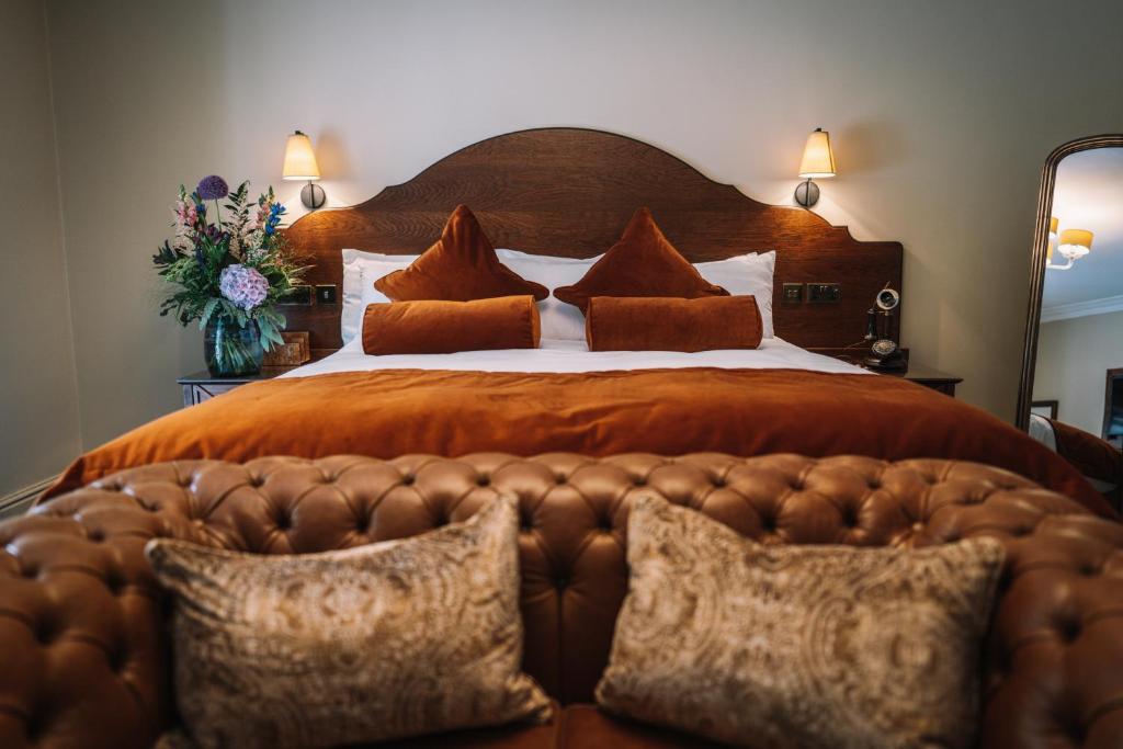 Letto o letti in una camera di Bridge House Hotel & Silver Howe View Cottage