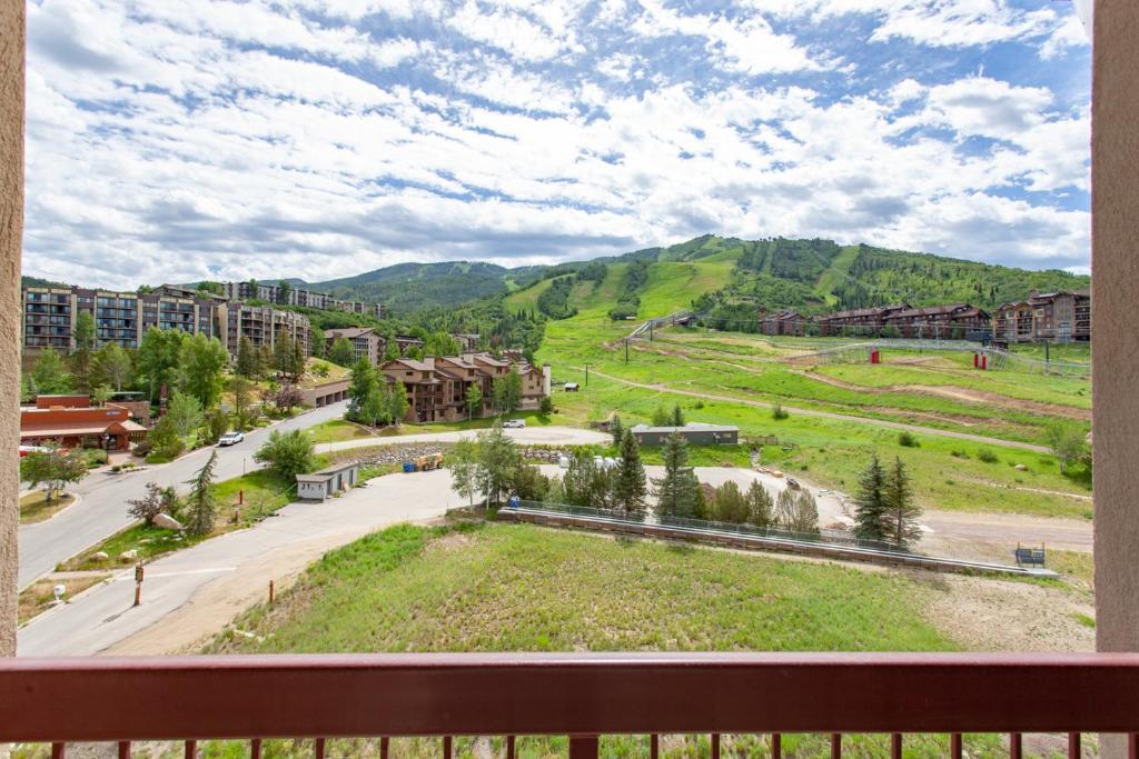 - un balcon offrant une vue sur la ville et les montagnes dans l'établissement Torian Plum Creekside II, à Steamboat Springs