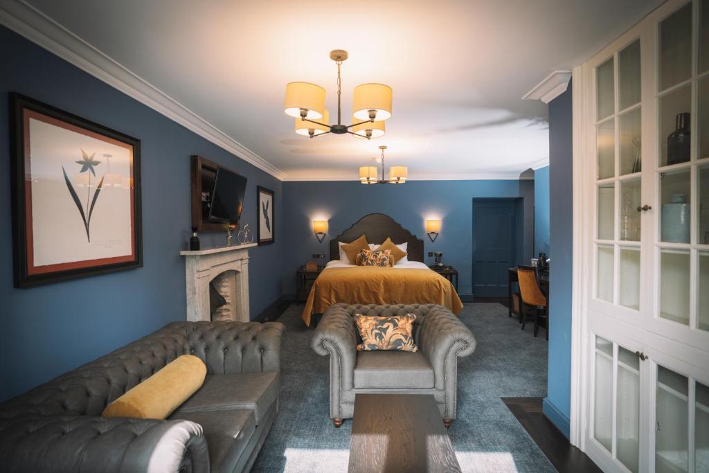 Letto o letti in una camera di Bridge House Hotel & Silver Howe View Cottage
