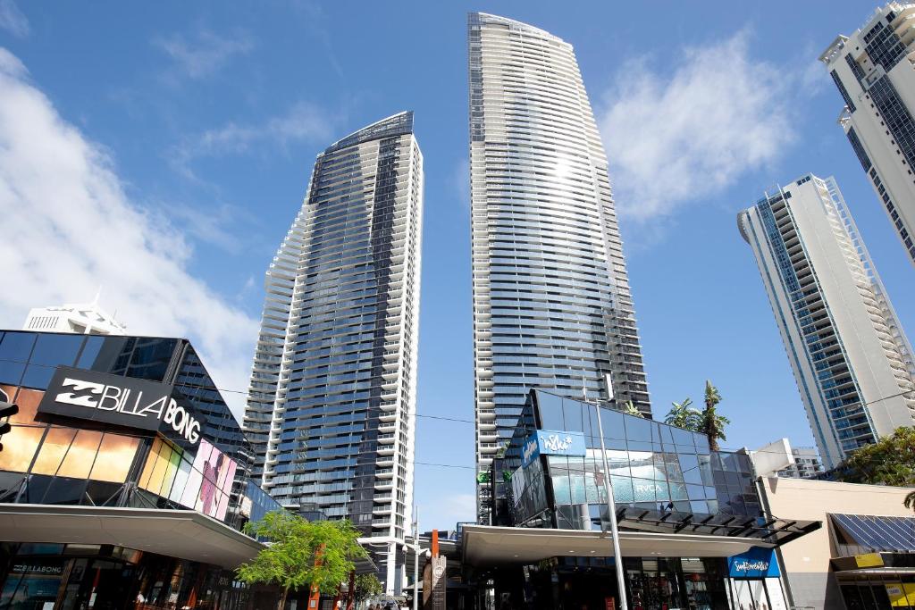 zwei hohe Wolkenkratzer in einer Stadt mit Gebäuden in der Unterkunft Mantra Circle On Cavill in Gold Coast