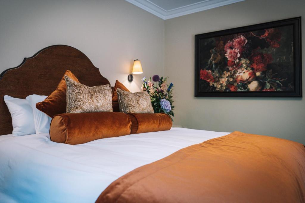 Letto o letti in una camera di Bridge House Hotel & Silver Howe View Cottage
