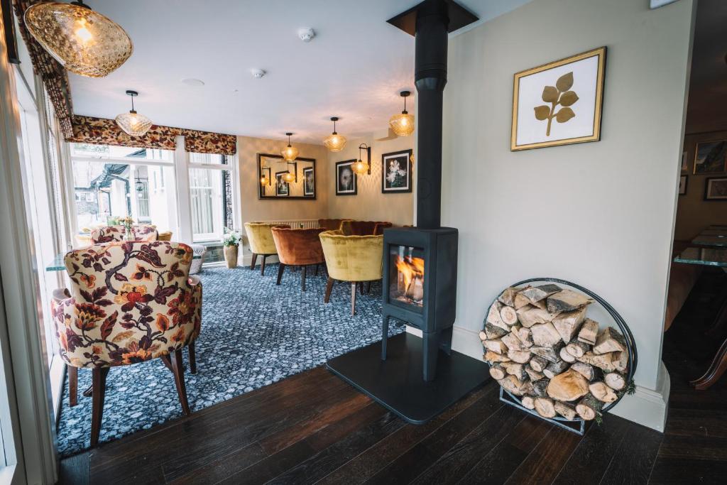 Area soggiorno di Bridge House Hotel & Silver Howe View Cottage