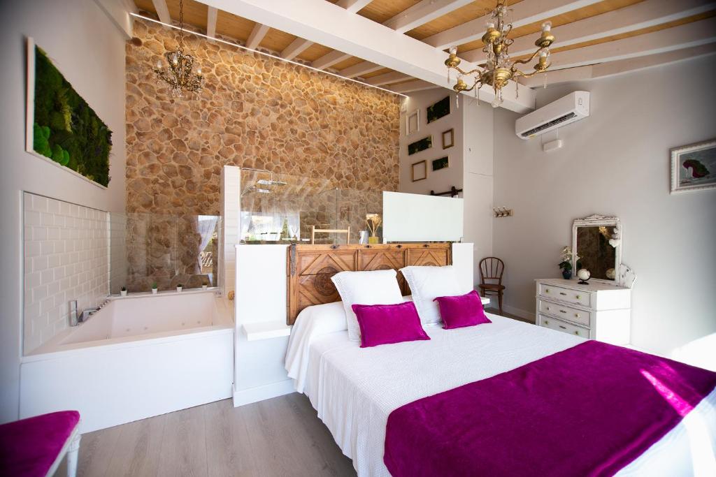 een slaapkamer met een groot bed en een bad bij Vistas de Chamberi in Alhama de Aragón