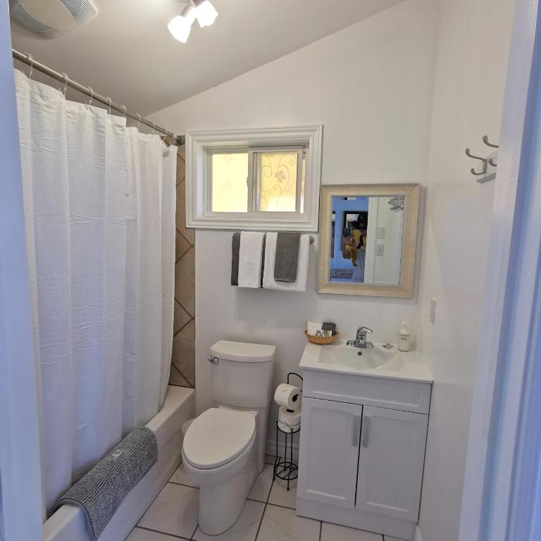 Koupelna v ubytování Knotty Pine Ocean Front Suite - Adults Only