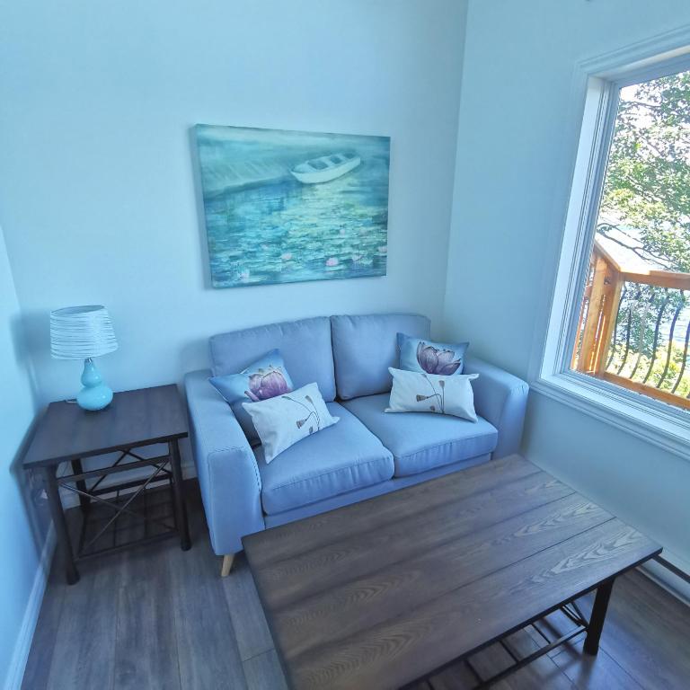 Posezení v ubytování Knotty Pine Ocean Front Suite - Adults Only
