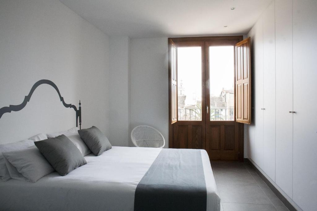 バレンシアにあるValència Centre Torres de Quartのベッドルーム(白いベッド1台、窓付)