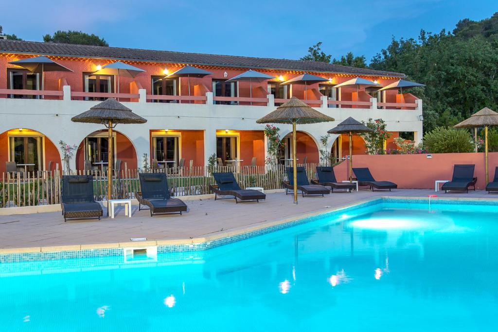 Bazén v ubytování Les Pins Blancs en Provence nebo v jeho okolí