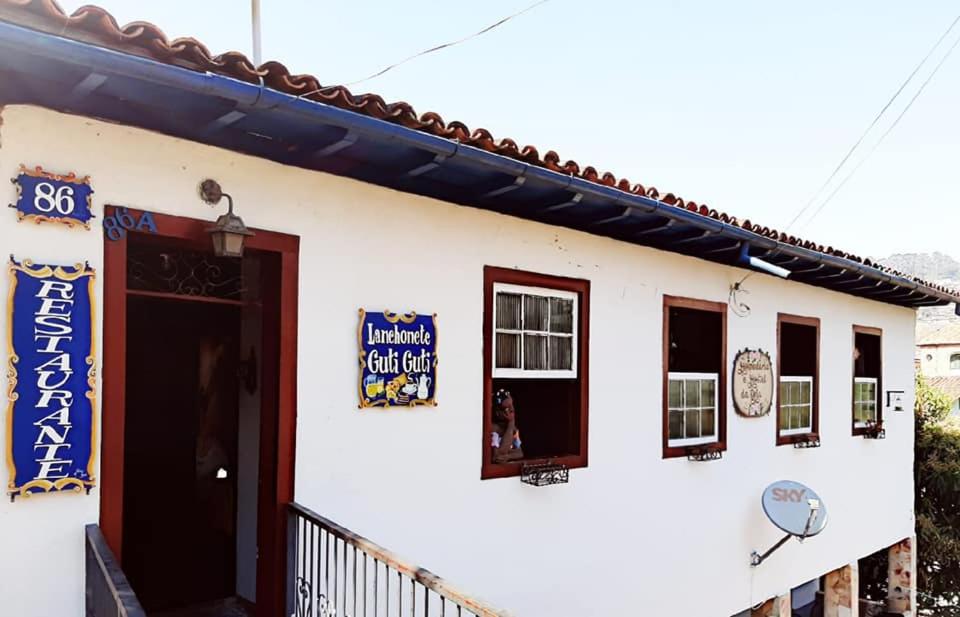 a white building with windows and a door at Hospedaria e Hostel da Déia in Ouro Preto