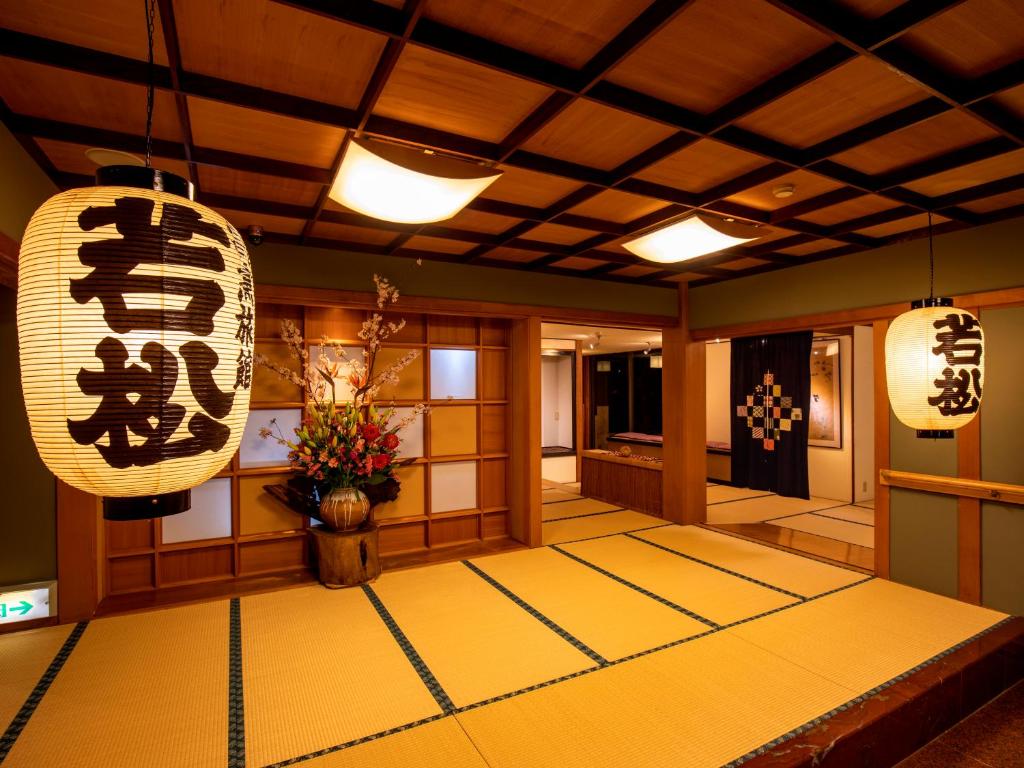 um quarto japonês com dois lustres em Wakamatsu HakoneYugawara em Yugawara